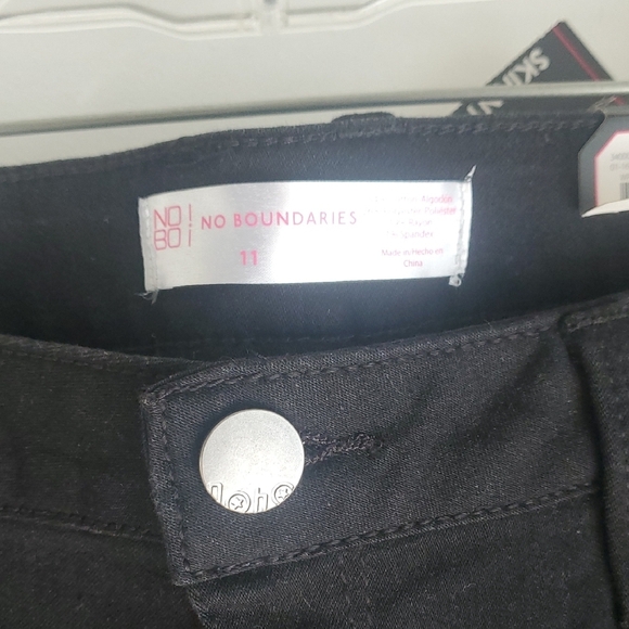 No Boundaries Black Skinny Pants - Picture 2 of 3